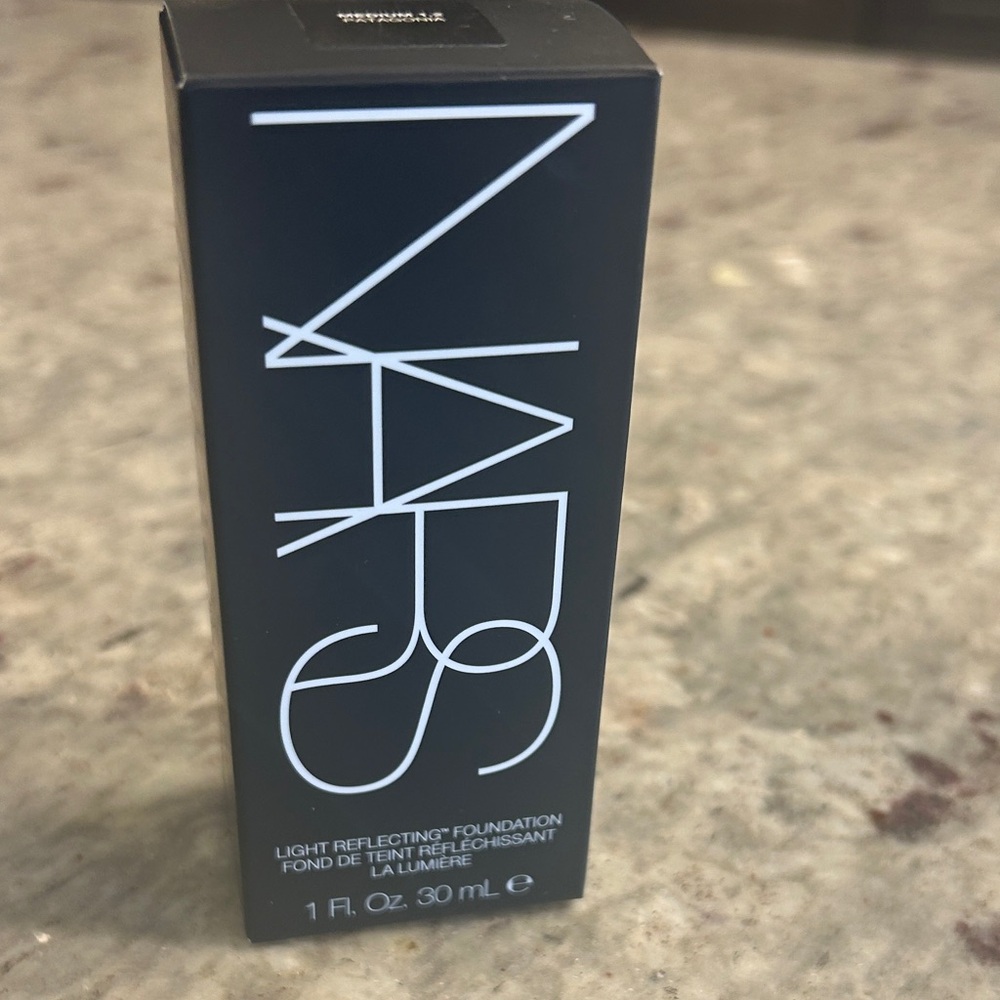 NARS Light Reflecting Foundation - Classic Black